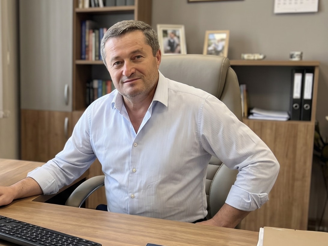 Мильман Константин Петрович, директор, за рабочим столом